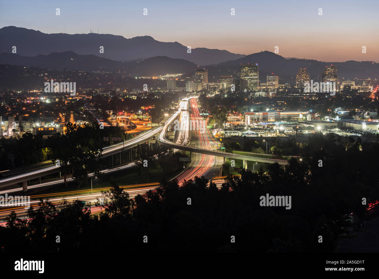 Dämmerung Blick auf Pendler auf der Strecke 134 Ventura Freeway in Glendale und Los Angeles, Kalifornien. Von Griffith Park Schuß nach Osten, in Richtung San Stockfoto