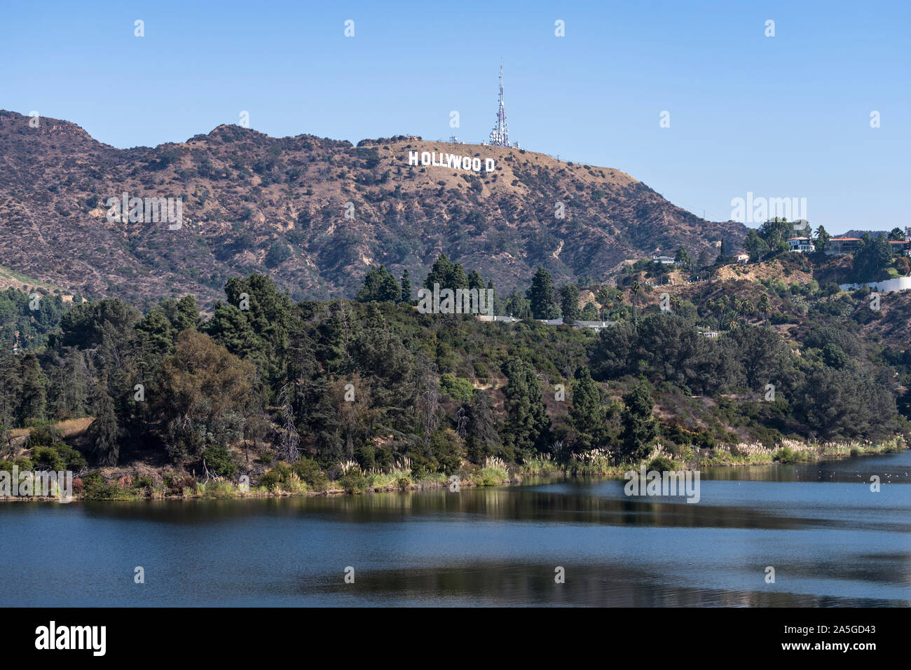 Los Angeles, Kalifornien, USA - Oktober 13, 2019: Blick auf den berühmten Hollywood Zeichen und Stausee in der Nähe von Griffith Park. Stockfoto