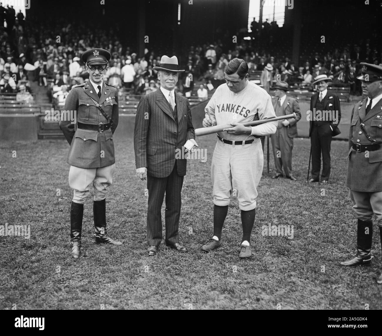 Sekretär des Krieges erhält handsignierte Bälle und Schläger von Babe Ruth für Bürger militärische Trainingslager. Babe Ruth begann auf seinem jährlichen Job heute am Washington Ball Park - geschossen von Autographierend Hunderte von Kugeln und Fledermäuse als Preise an die Bürger militärische Lager im ganzen Land diesen Sommer zu vergeben. Sekretär des Krieges James W. Gut ist Zeuge der Autographieren der ersten bat. Stockfoto