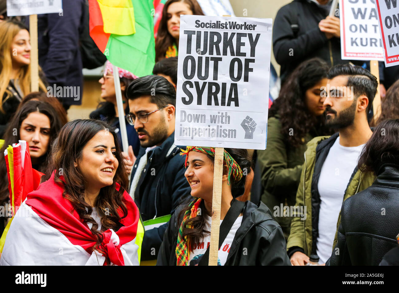 London, Großbritannien. Okt, 2019 20. Ein kurdischer Demonstrant mit einem Plakat während der Demonstration. Demonstranten Aufruf für ein weltweites Massenmobilisierung und Aktionen gegen die militärische Operation im Norden der Türkei Syrien sind. Am 9. Oktober 2019 US-Präsident Donald Trump bekannt gegeben, dass US-Truppen wieder aus dem Bereich ziehen. Credit: SOPA Images Limited/Alamy leben Nachrichten Stockfoto