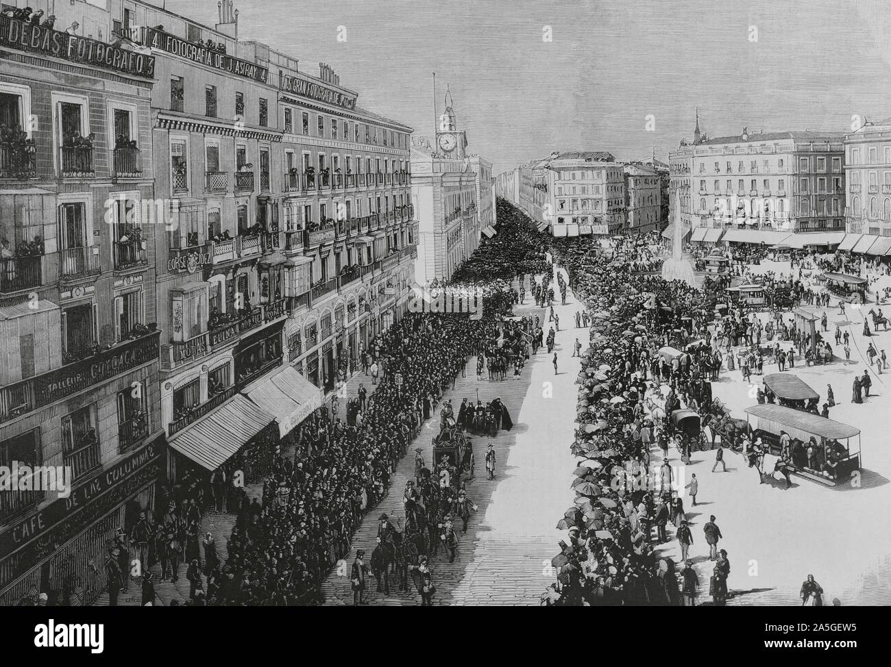 España. Madrid. Funerales Del Cardenal Moreno (1817-1884). Fallecido en La Madrugada del 28 de Agosto de 1884. Paso del cortejo fúnebre por la Puerta del Sol. El traslado del féretro a la Estación de las Delicias, Para ser conducido ein Toledo, tuvo lugar en la mañana del 1 de Mayo de 1884. Grabado por Vela. La Ilustración Española y Americana, 8 de Septiembre de 1884. Stockfoto
