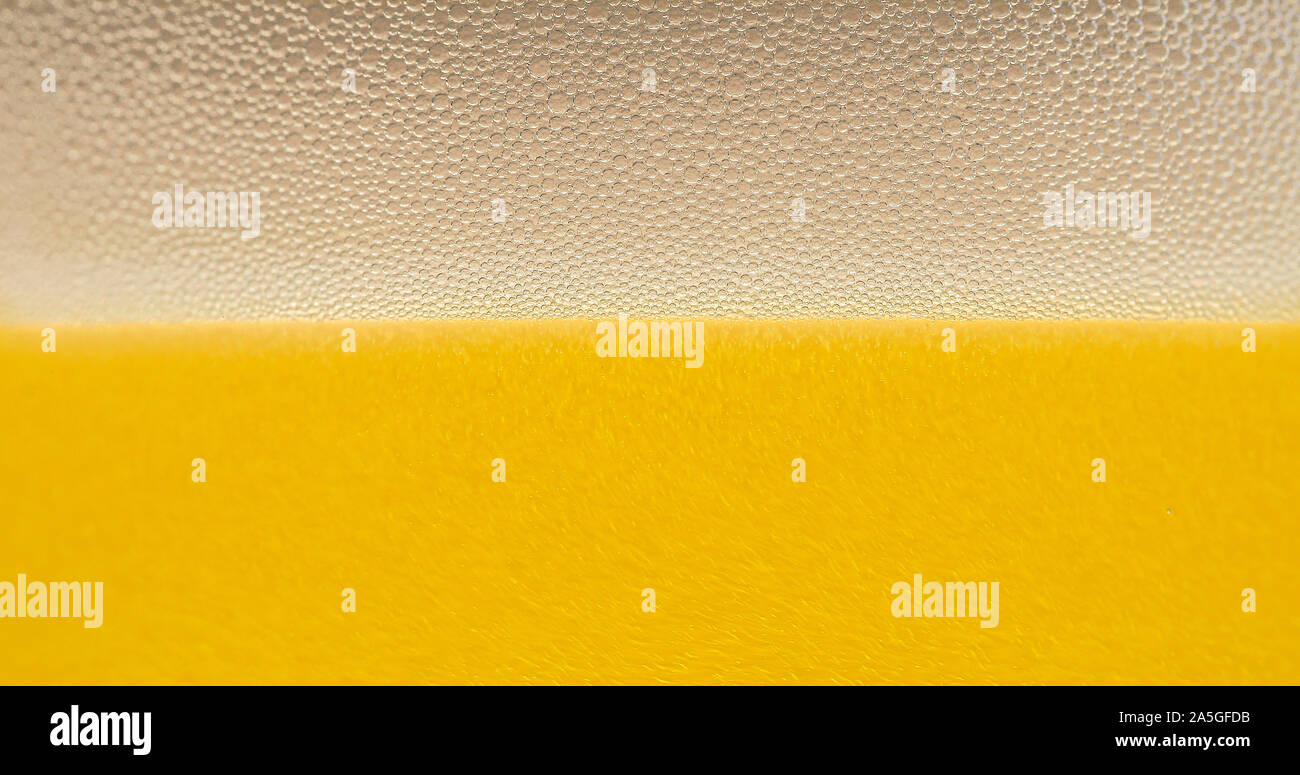 Tröpfchen auf frisch gezapften Bier detail Makro köstliche Unscharf Stockfoto