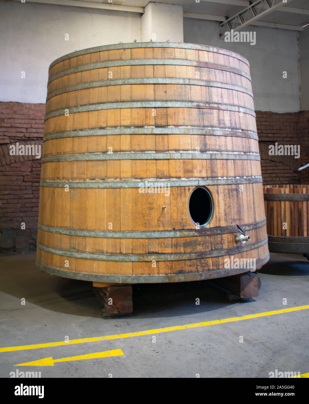 Holz- Mischbehälter für die Herstellung von Wein im chilenischen Weingut in der Nähe von Santiago Stockfoto