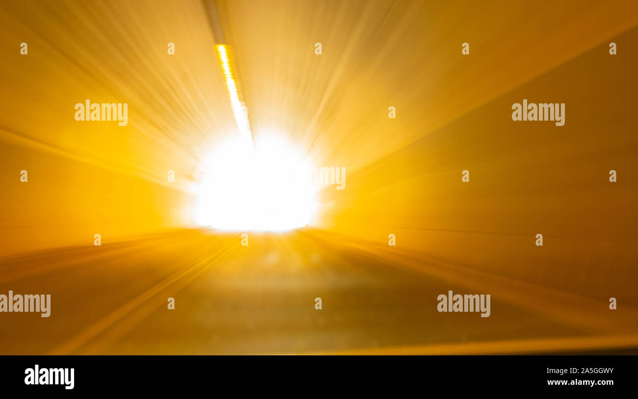 Abstrakte golden und helles Licht in der Mitte der Glut im Tunnel. Stockfoto