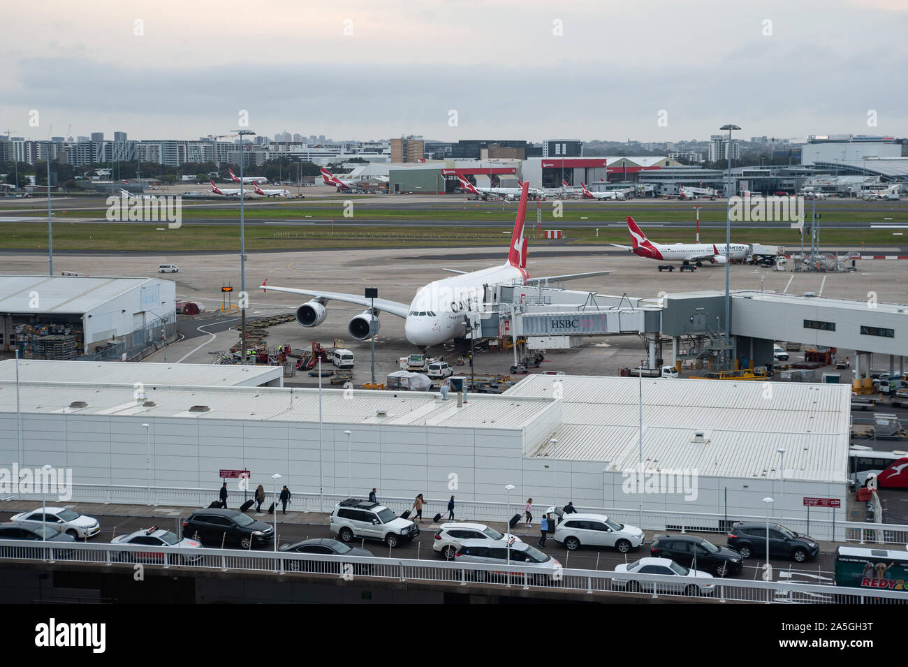 21.09.2019, Sydney, New South Wales, Australien - ein Qantas Airways Airbus A380-800 Passagiermaschine in ein Tor am Flughafen Kingsford Smith geparkt ist. Stockfoto