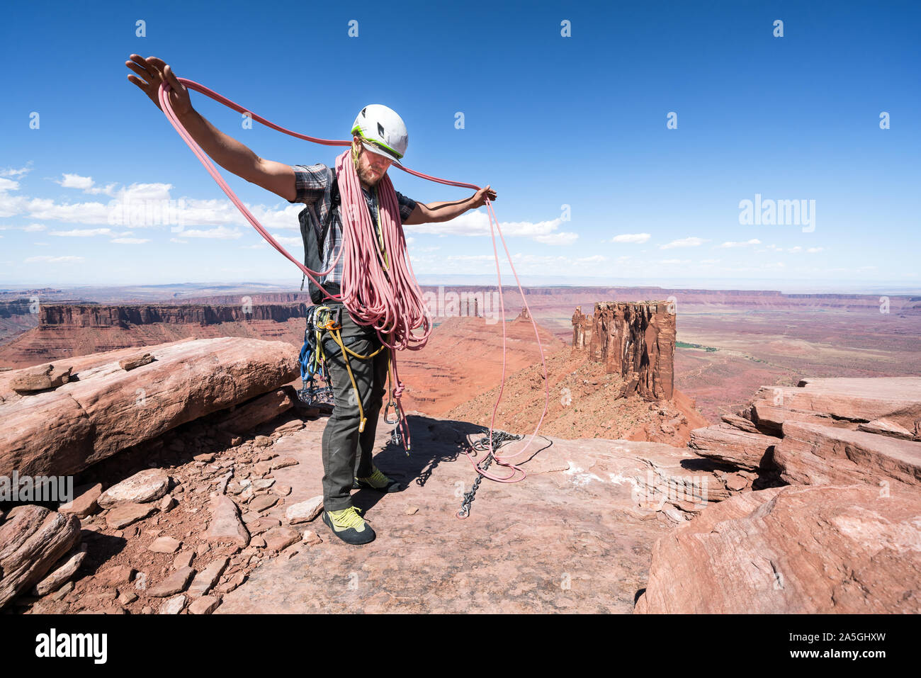 Seil aufwickeln nach multi-pitch Klettern das Castleton Turm in der Nähe von Moab, Utah, USA Stockfoto