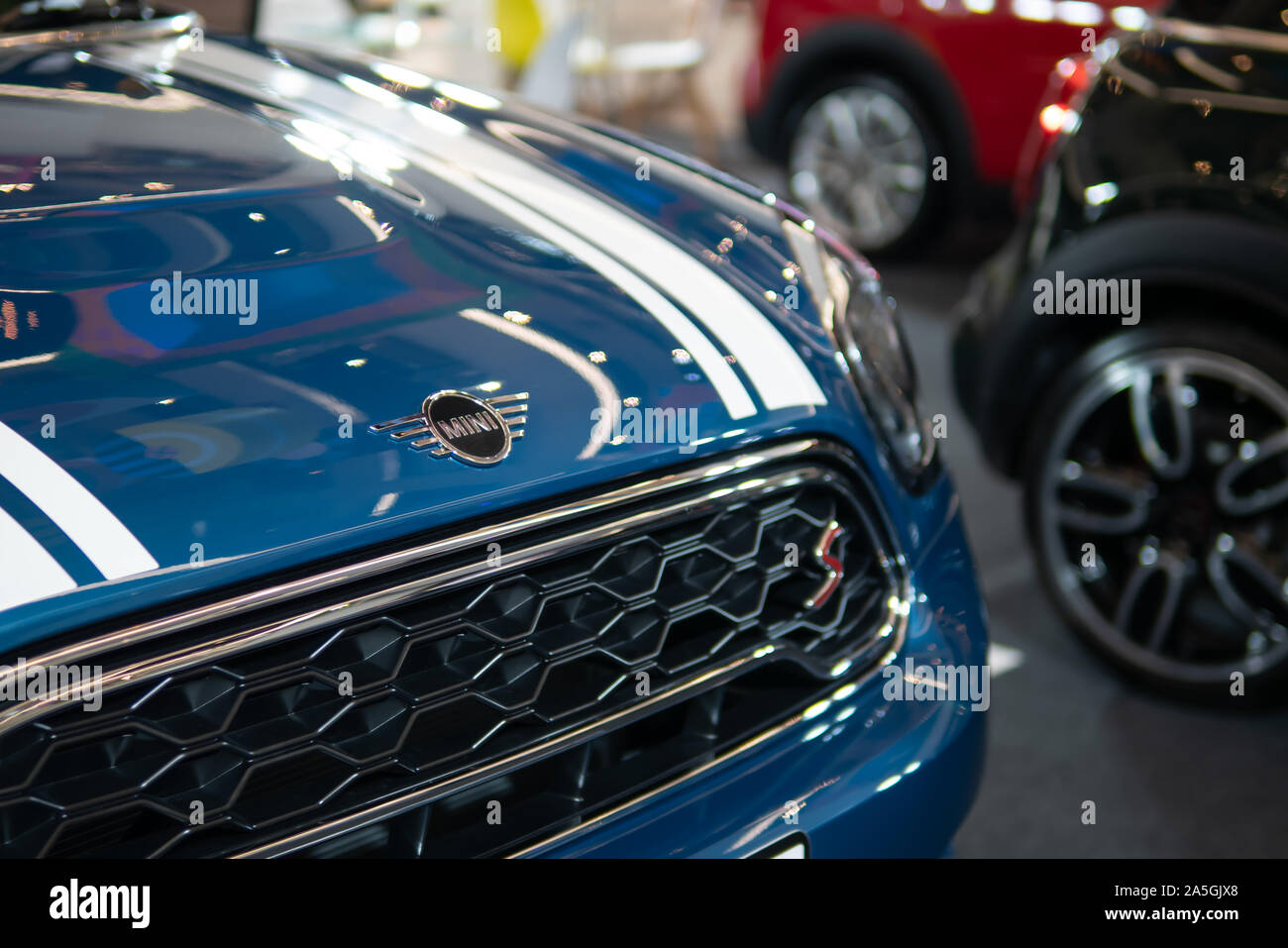 Bangkok, Thailand - 16. Oktober 2019: MINI Logo auf der Motorhaube eines Fahrzeugs gesehen. Stockfoto