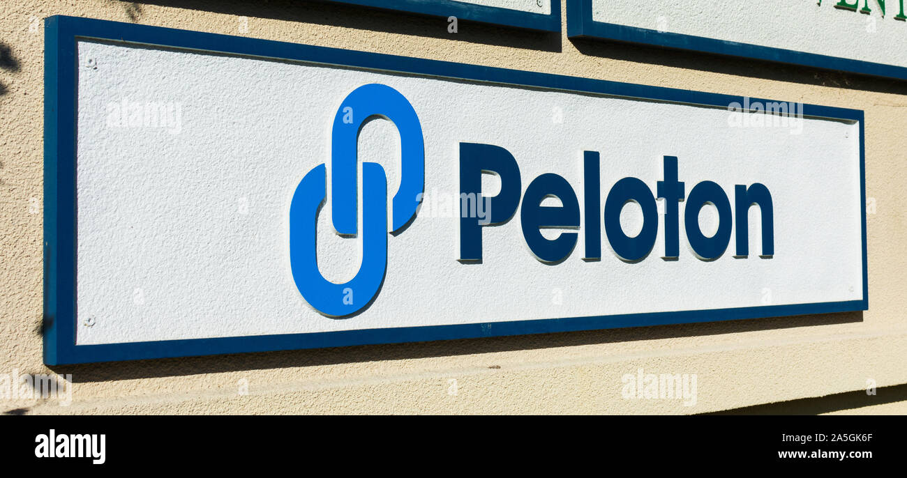 Peloton logo und unterzeichnen. Peloton Technologie ist eine US-amerikanische automatisiert und angeschlossene Fahrzeug Technologie Unternehmen Stockfoto