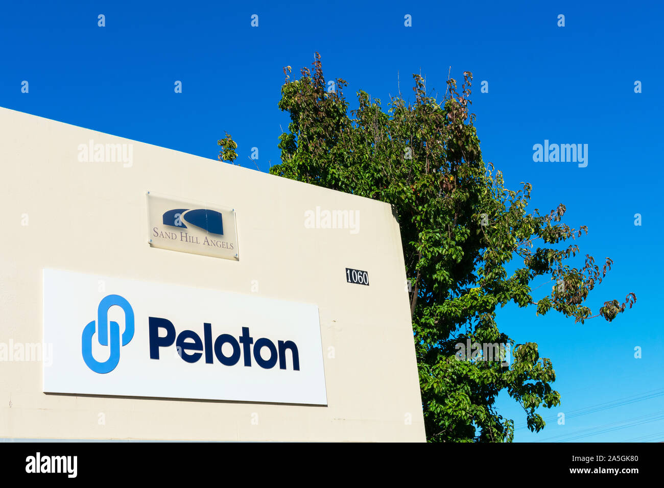 Peloton logo und unterzeichnen. Peloton Technologie ist eine US-amerikanische automatisiert und angeschlossene Fahrzeug Technologie Unternehmen Stockfoto