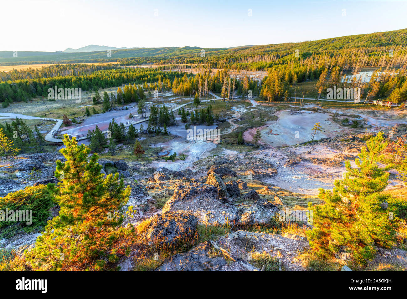 Sonnenuntergang über Künstler Paintpot Trail im Yellowstone National Park in Wyoming, USA. Stockfoto