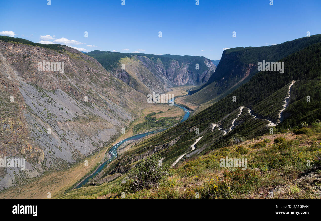 Ansicht von oben auf die Chulymshan river valley und Abstieg vom Katu-Yaryk Pass in der Republik Altai, Sibirien, Russland Stockfoto