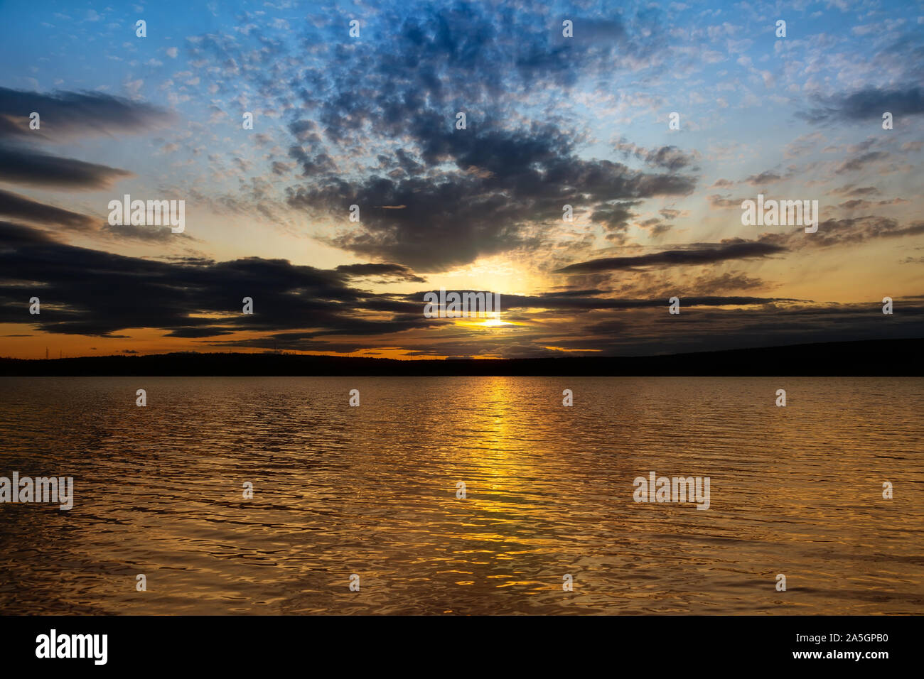 Sonnenuntergang am See und Küste Silhouette Stockfoto