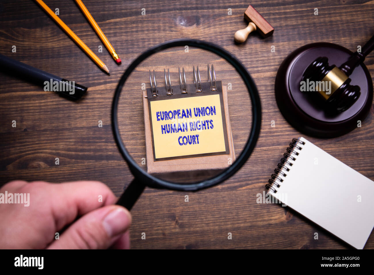 Europäische Union Gerichtshof für Menschenrechte. Recht und Gerechtigkeit, der Rechte und Pflichten. Des Menschen Hand, holding Lupe Stockfoto