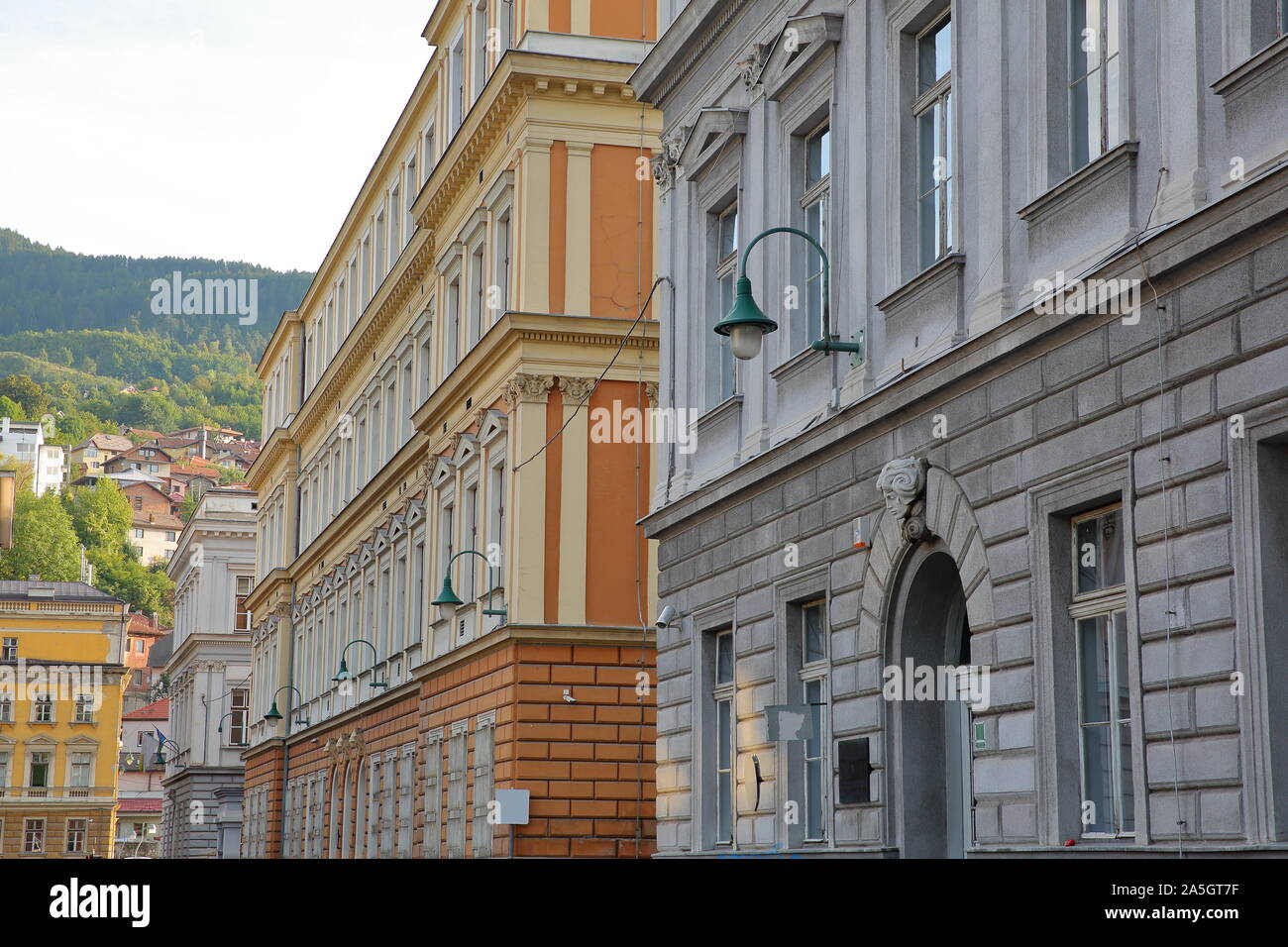 Österreichisch-ungarische Architektur, zusammen Gimnazijska Straße mit bunten Gebäude und Schnitzereien, Sarajevo, Bosnien und Herzegowina Stockfoto