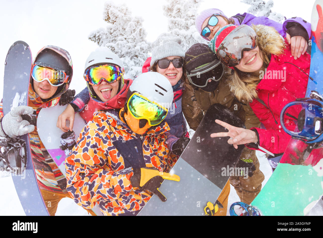 Große Gruppe von Freunden ist Spaß an Ski Resort. Glücklich Skifahrer und Snowboarder sind unter Foto zusammen Stockfoto