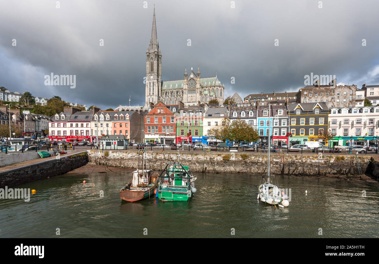 Cobh, Cork, Irland. 18. Oktober, 2019. St. Colman's Kathedrale mit Blick auf den Hafen von der Küstenstadt Cobh, Co Cork, Irland. Kredit David C Stockfoto