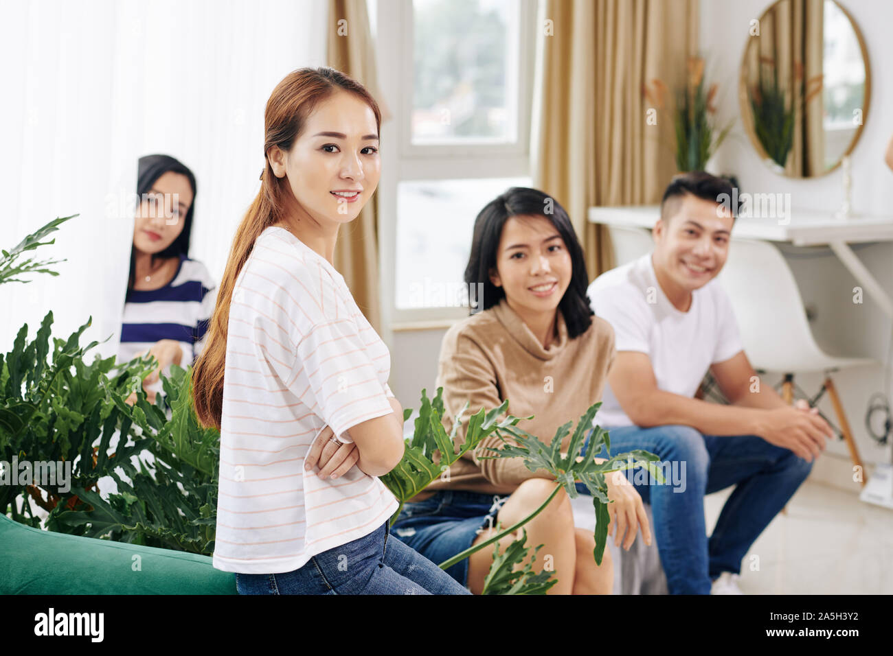 Gruppe der Büroangestellten sammeln in der Lounge zu Neuigkeiten und Ideen diskutieren Stockfoto