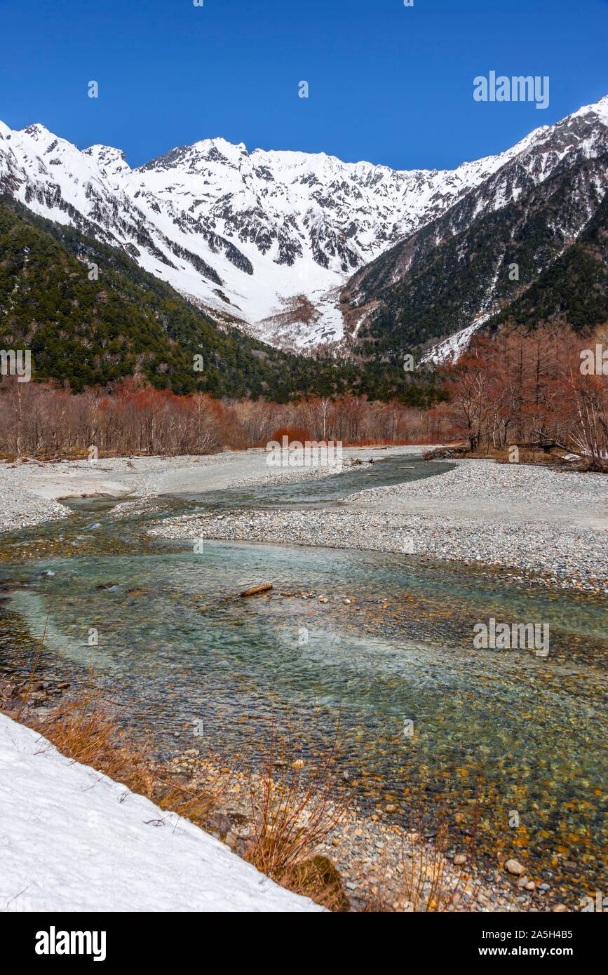 Azusa River, Berg Hotaka Schnee in den Rücken fallen, die Japanischen Alpen, Kamikochi, Matsumoto, Nagano, Japan Stockfoto