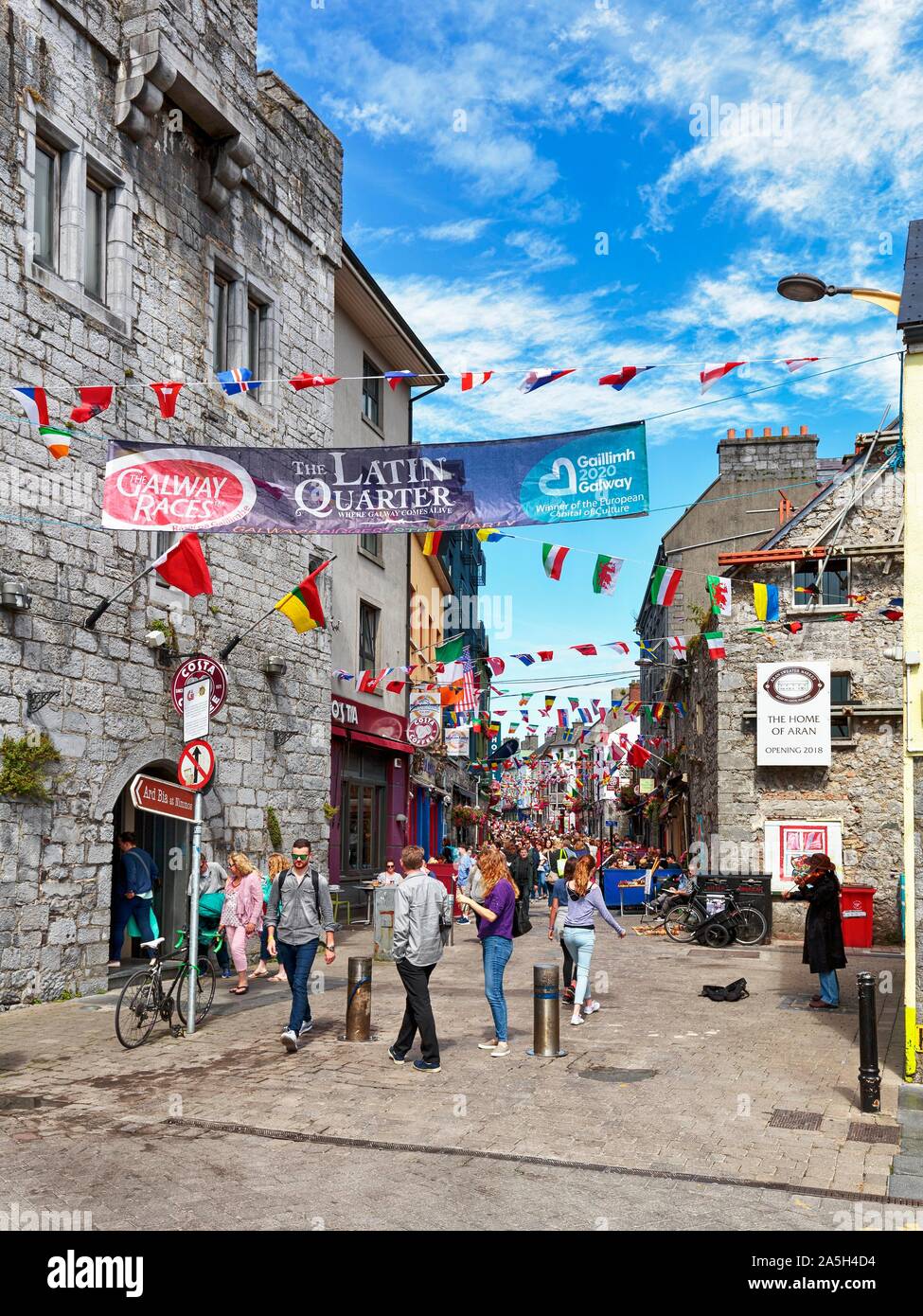 Fußgängerzone im lateinischen Viertel, mit Bannern und Flaggen dekoriert, der Europäischen Kulturhauptstadt 2020, Galway, Irland Stockfoto