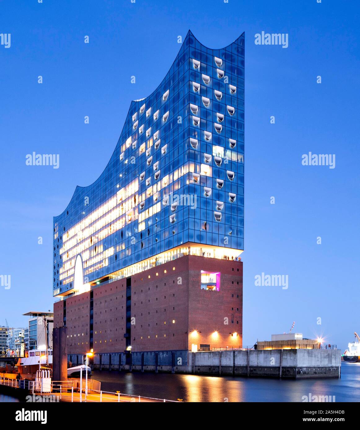 Beleuchtete Elbphilharmonie während der Blauen Stunde, Speicherstadt, Kaiserkai, Hafencity, Hamburg, Deutschland Stockfoto