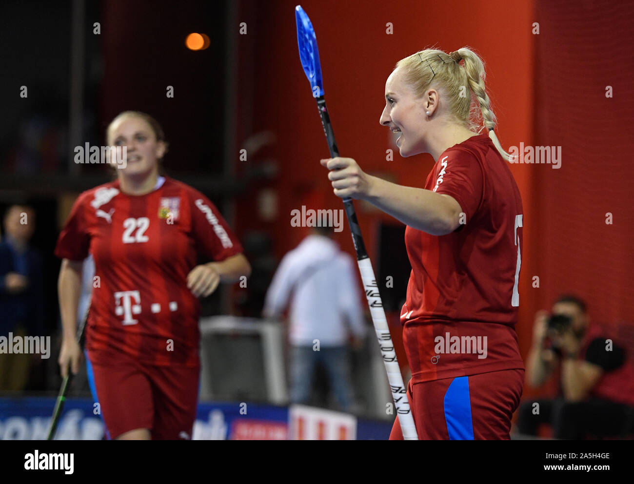 Prag, Tschechische Republik. Okt, 2019 18. Martina Repkova (CZE) feiert ein Ziel während der Frauen Euro Floorball Tour match Tschechien vs Finnland in Prag, Tschechische Republik, 18. Oktober 2019. Credit: Ondrej Deml/CTK Photo/Alamy leben Nachrichten Stockfoto