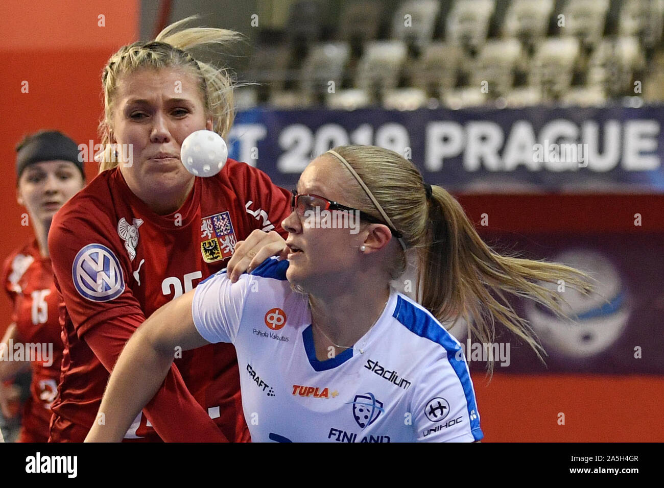 Prag, Tschechische Republik. Okt, 2019 18. L-R Denisa Kotzurova (CZE) und Veera Kauppi (FIN) in Aktion während der Frauen Euro Floorball Tour match Tschechien vs Finnland in Prag, Tschechische Republik, 18. Oktober 2019. Credit: Ondrej Deml/CTK Photo/Alamy leben Nachrichten Stockfoto