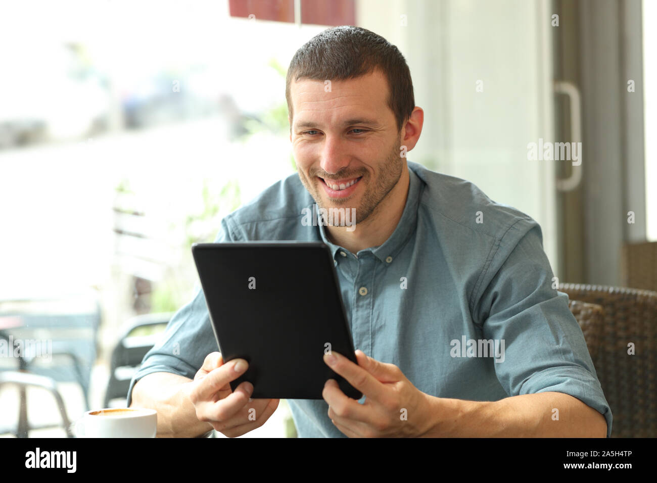 Glückliche Menschen lesen tablet Inhalt in einem Café sitzen Stockfoto