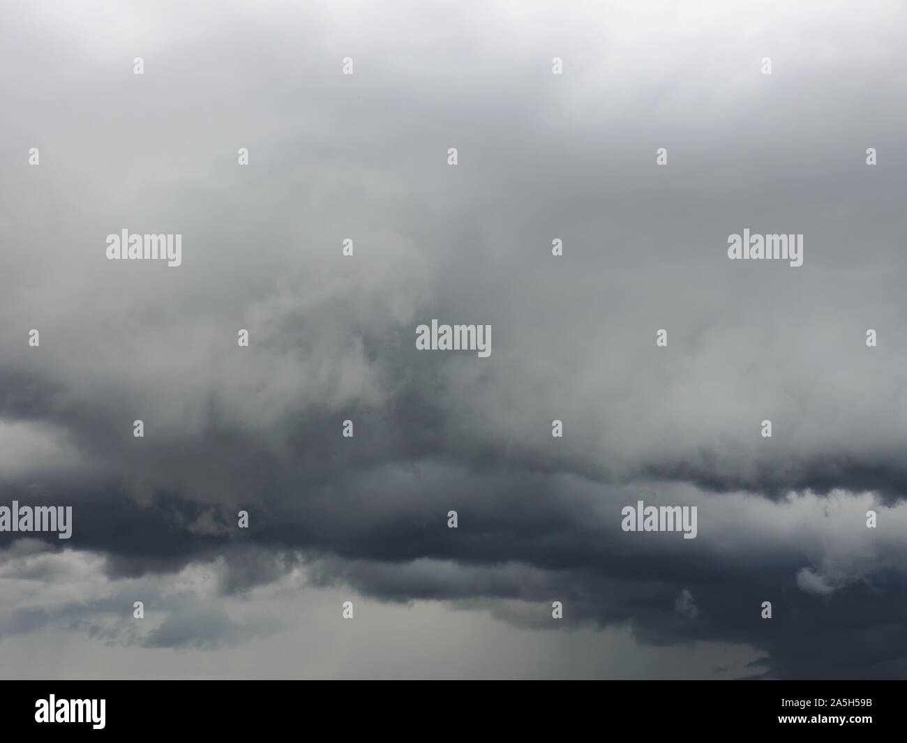 Graue Regenwolken. Wetter Konzept Stockfoto