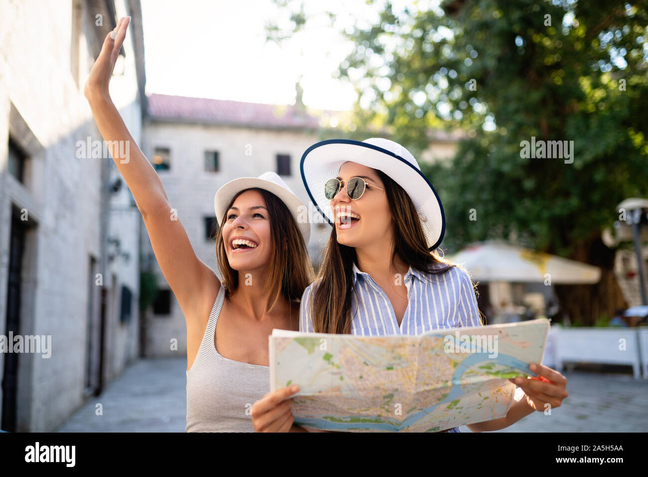 Junge Frauen gerne Touristen Sightseeing in der Stadt in den Urlaub Stockfoto