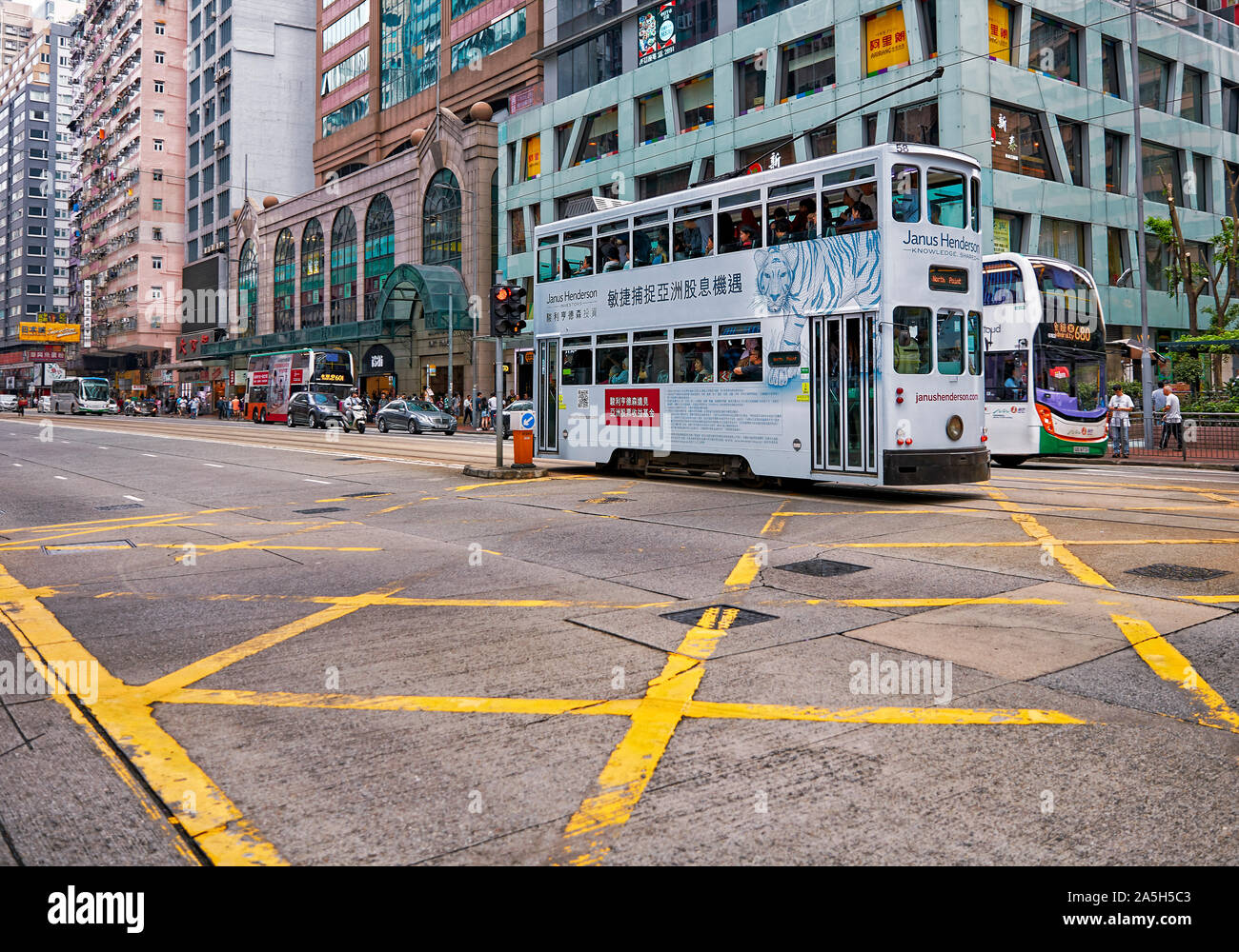 Gelbe Box Junction und doppelstöckigen Straßenbahn auf Hennessy Road. Wan Chai, Hong Kong, China. Stockfoto