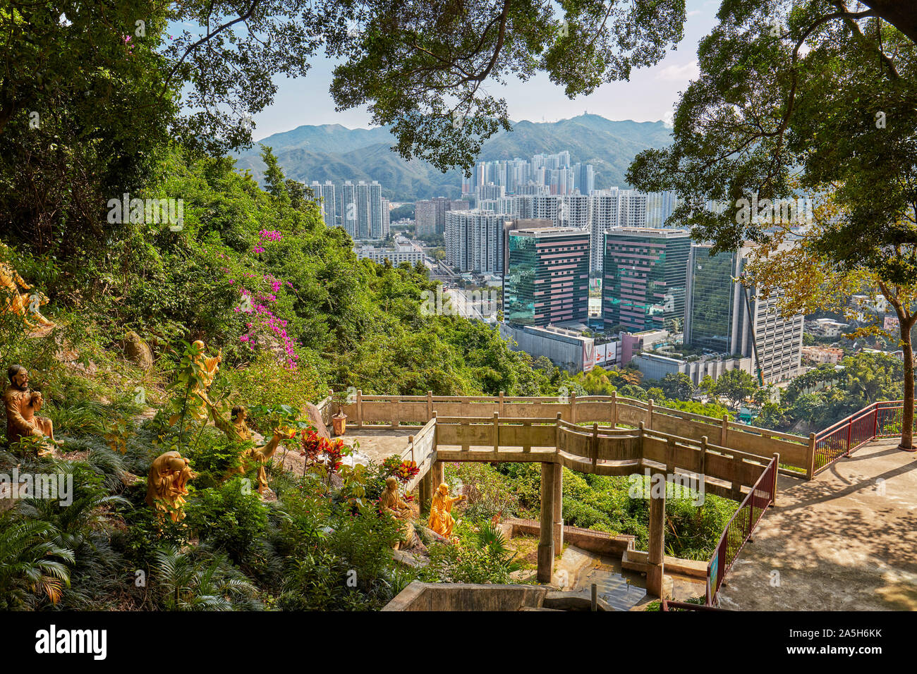 Blick auf das Sha Tin (Shatin) Viertel von der obersten Ebene des Zehntausend Buddhas Klosters (man Fat Sze). New Territories, Hongkong. Stockfoto