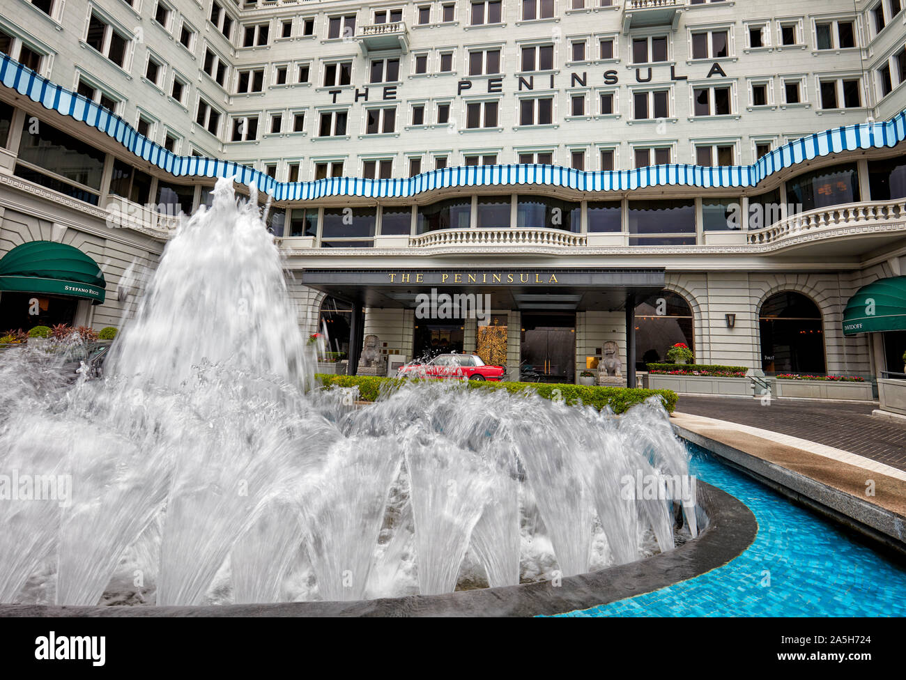 Wasser Brunnen vor der Peninsula Hong Kong Hotel. Kowloon, Hong Kong, China. Stockfoto
