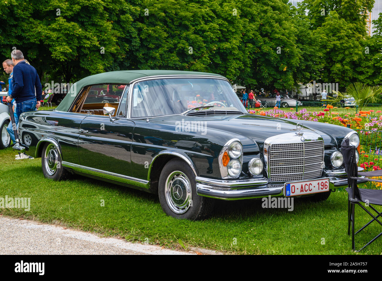 Baden Baden Deutschland Juli 2019 Dunkelgrun Schwarz Mercedes Benz S Klasse W108 W109 1965 Cabrio Oldtimer Treffen Im Kurpark Stockfotografie Alamy