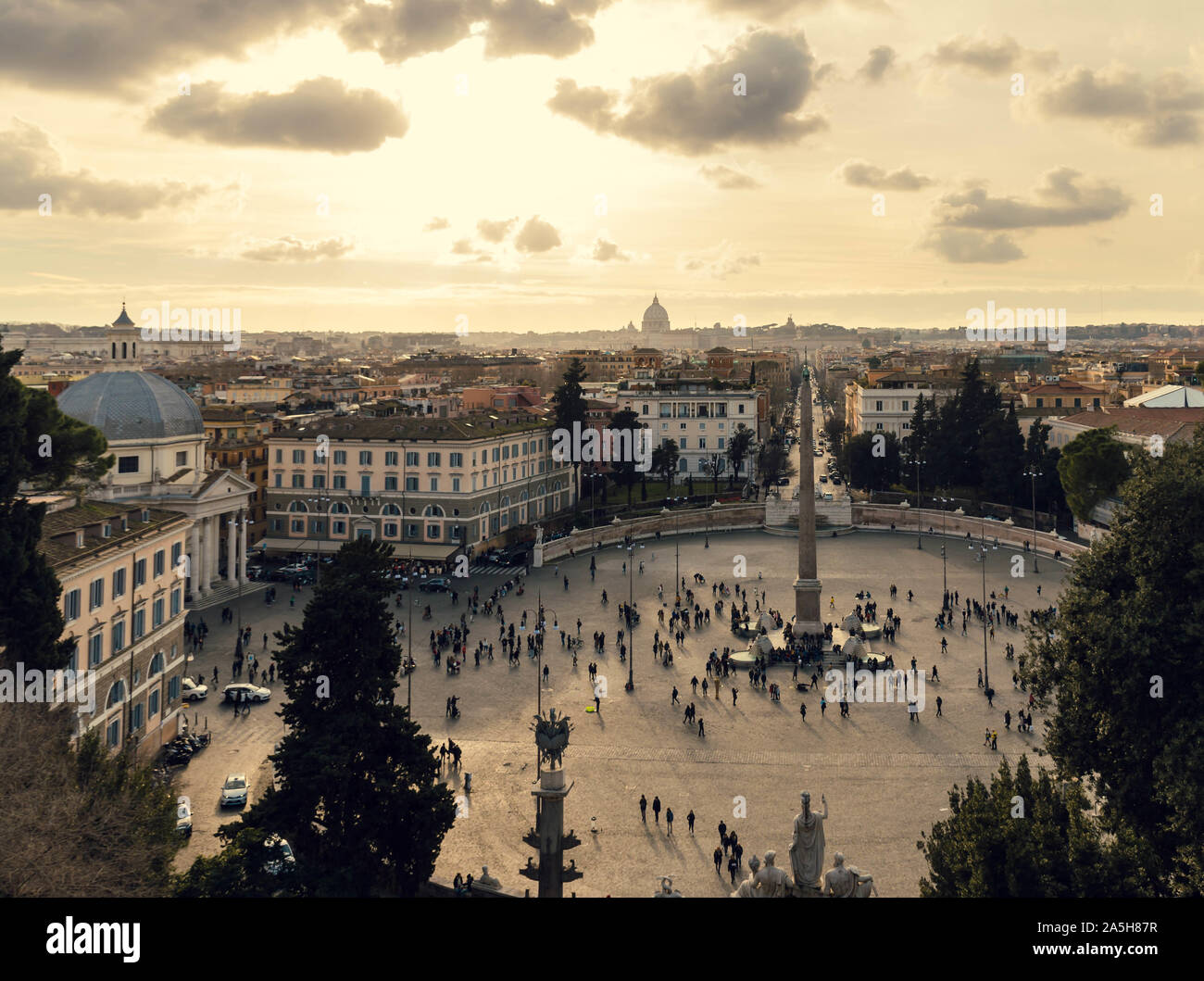 Blick auf die Piazza del Popolo (Piazza Del Popolo) in Rom und Santa Maria in Montesanto und Santa Maria dei Miracoli. Stockfoto