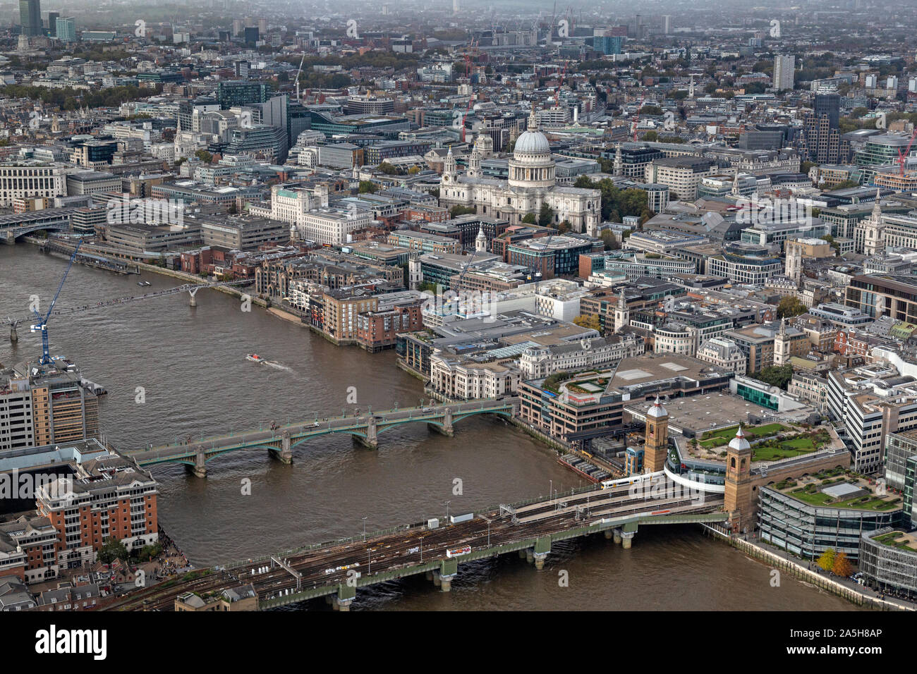 Eine Luftaufnahme Blick nach Westen auf der Themse in London, zeigen die Southwark Bridge, Eisenbahnbrücke, Millennium Bridge, und St. Pauls Kathedrale. Stockfoto