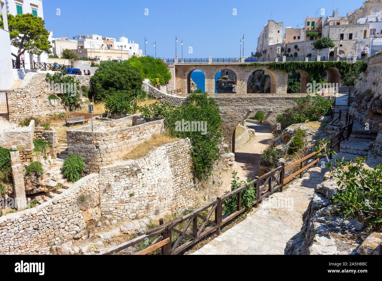 Italien, Apulien, Polignano a Mare, Ponte Borbonico di Lama Monachile Stockfoto