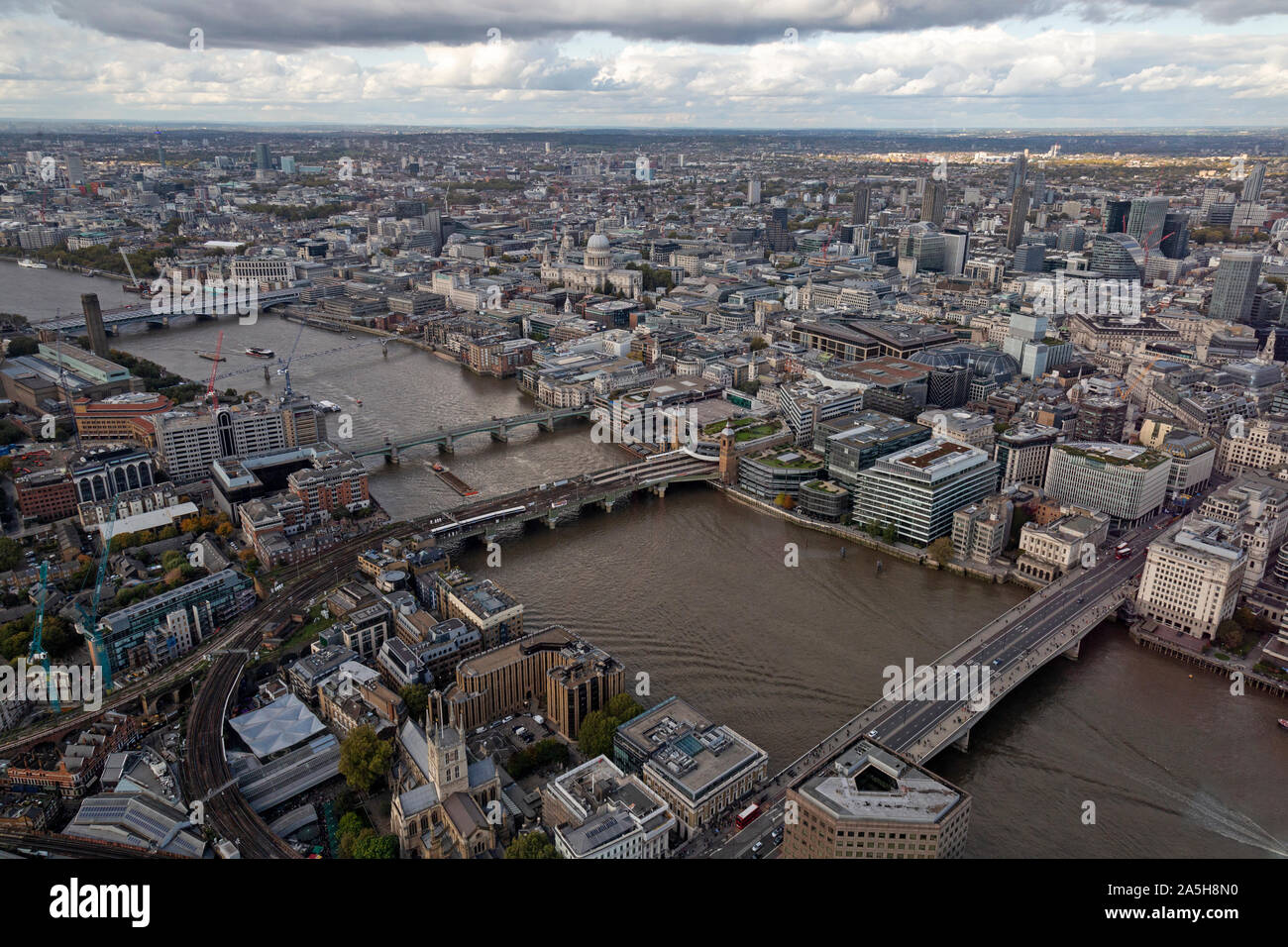 Ein Luftbild mit Blick auf die Themse in London, mit dem London Bridge, die Southwark Bridge, Millennium Bridge, und Blackfriars Bridge. Stockfoto