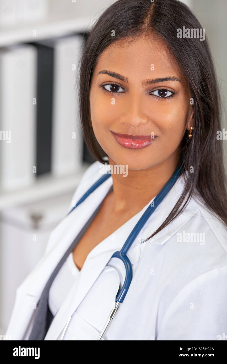 Portrait von Indische asiatische Frau Arzt in einem Krankenhaus Büro glücklich und lächelnd mit Stethoskop Stockfoto