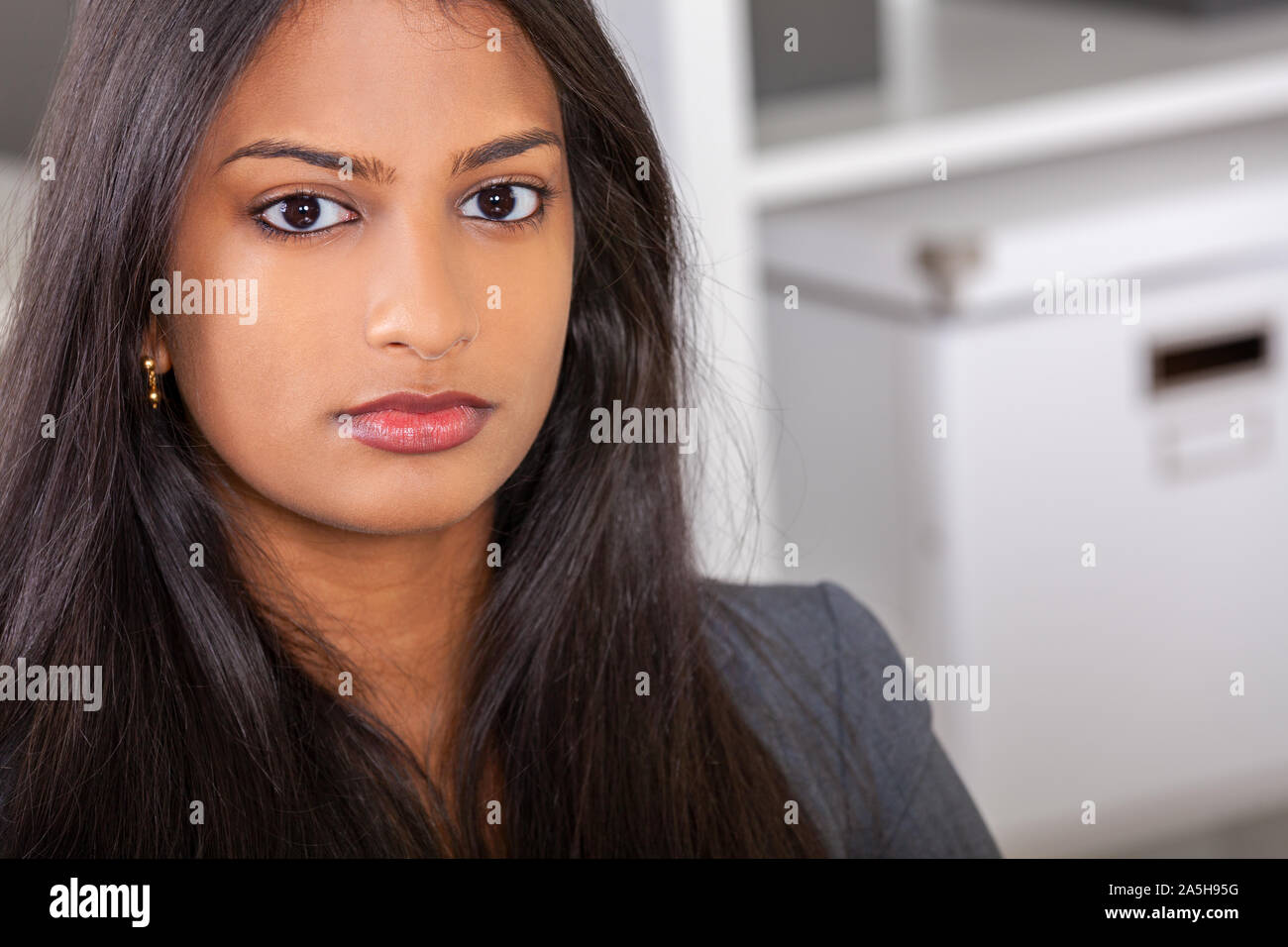 Porträt einer schöne nachdenkliche Junge erfolgreiche Weibliche asiatische Indische Business Woman oder Geschäftsfrau im Büro Stockfoto