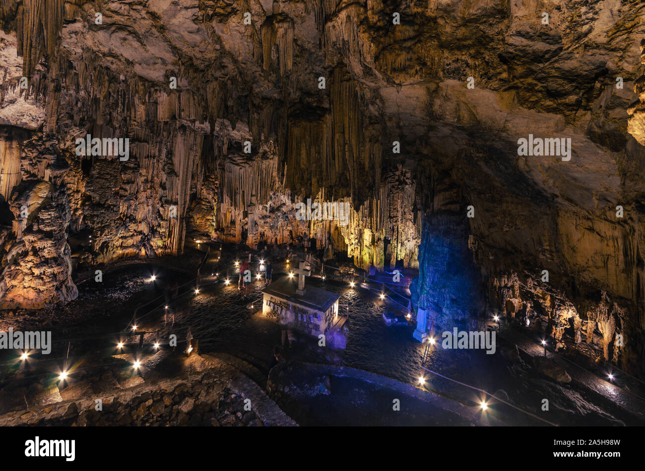 Melidoni-höhle, eine erstaunliche historische und archäologische Höhle mit dem beeindruckenden Formationen von Stalaktiten und Stalagmiten. Stockfoto