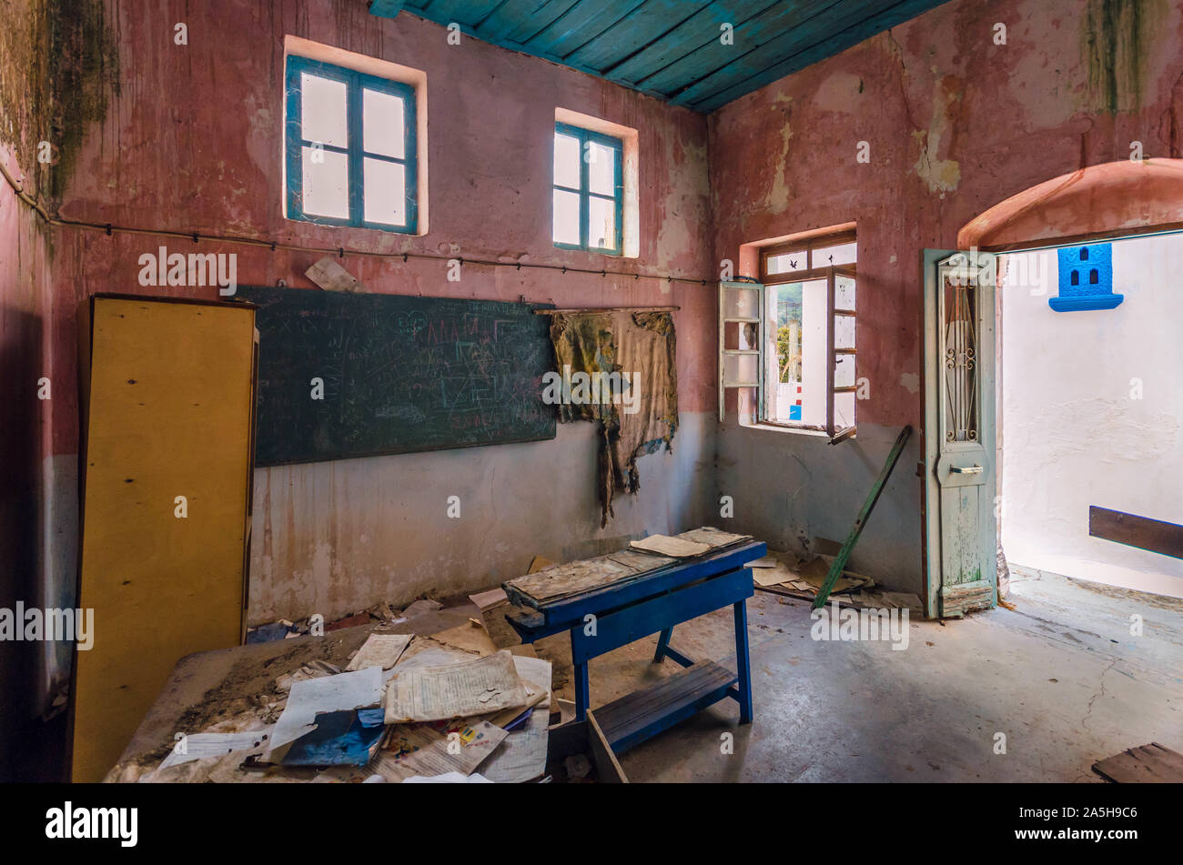 Ruiniert Klassenzimmer einer Schule in einem verlassenen Dorf. Stockfoto