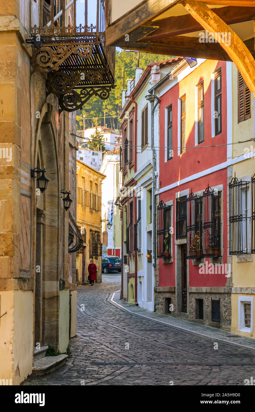 Malerische schmale Gasse und neoklassischen Gebäuden, Merkmale, die in der Altstadt von Xanthi. Stockfoto