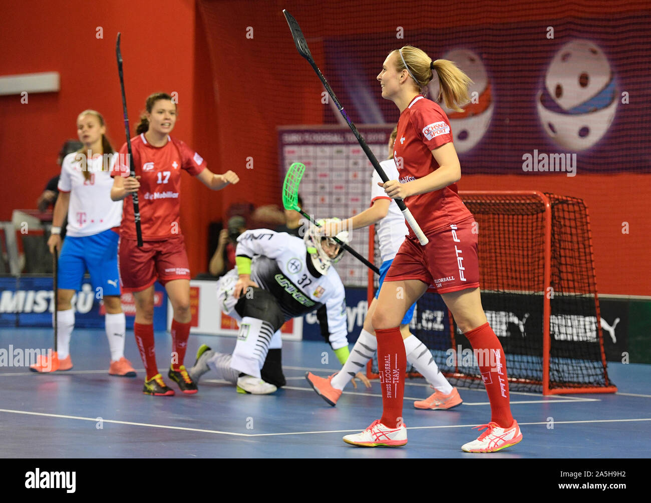 Prag, Tschechische Republik. Okt, 2019 19. Michelle Wiki (SUI; rechts) feiert ein Ziel während der Frauen Euro Floorball Tour match Tschechien vs Schweiz in Prag, Tschechische Republik, am 19. Oktober 2019. Credit: Ondrej Deml/CTK Photo/Alamy leben Nachrichten Stockfoto