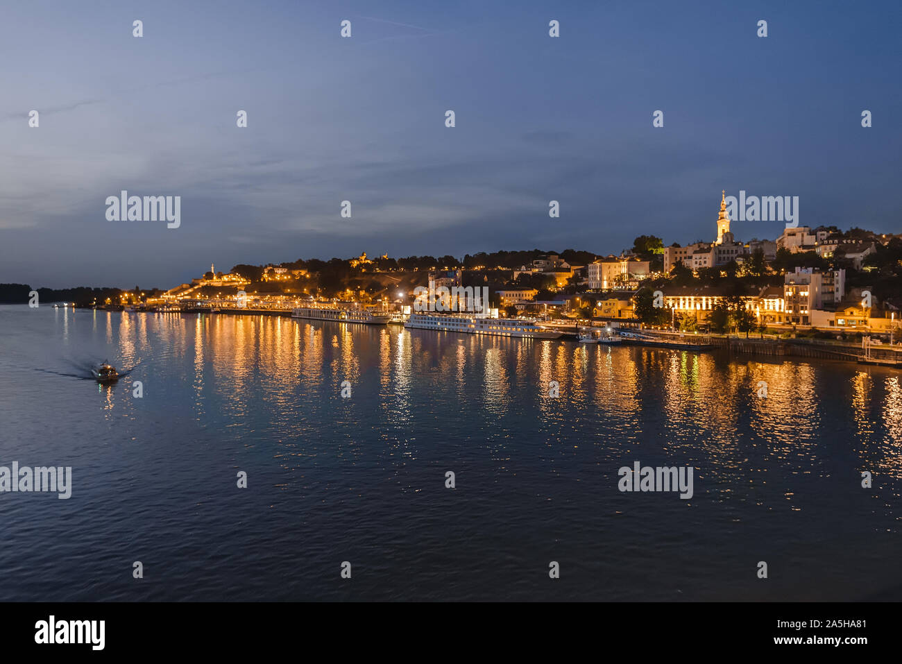 Belgrad Lichter Nacht Blick von der Brücke Stockfoto