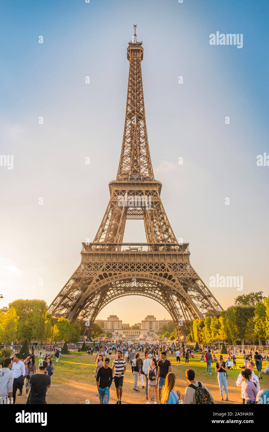 Eiffelturm Champ de Mars gesehen Stockfoto