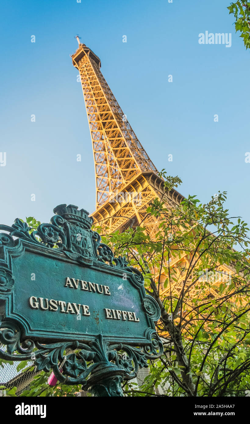 Eiffelturm und Straßenschild 'avenue Gustave Eiffel' Stockfoto
