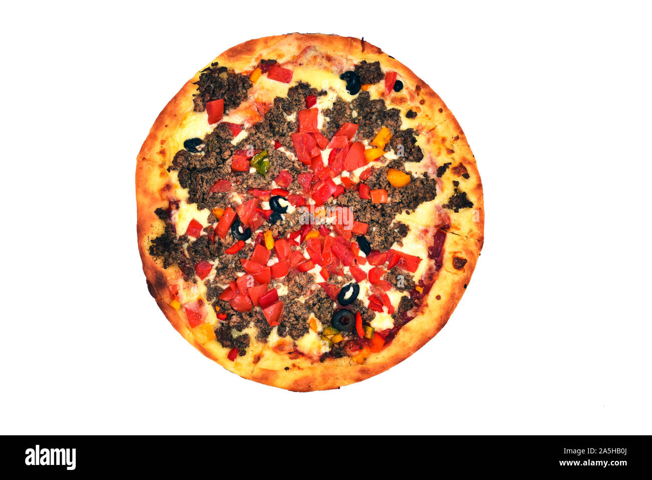 Foto von Pizza, direkt oberhalb, auf dem Tisch liegen, Pizza mit Hackfleisch, Sauce, Käse, Hackfleisch, Tomaten, Pfeffer, Oliven isoliert auf weißem Stockfoto