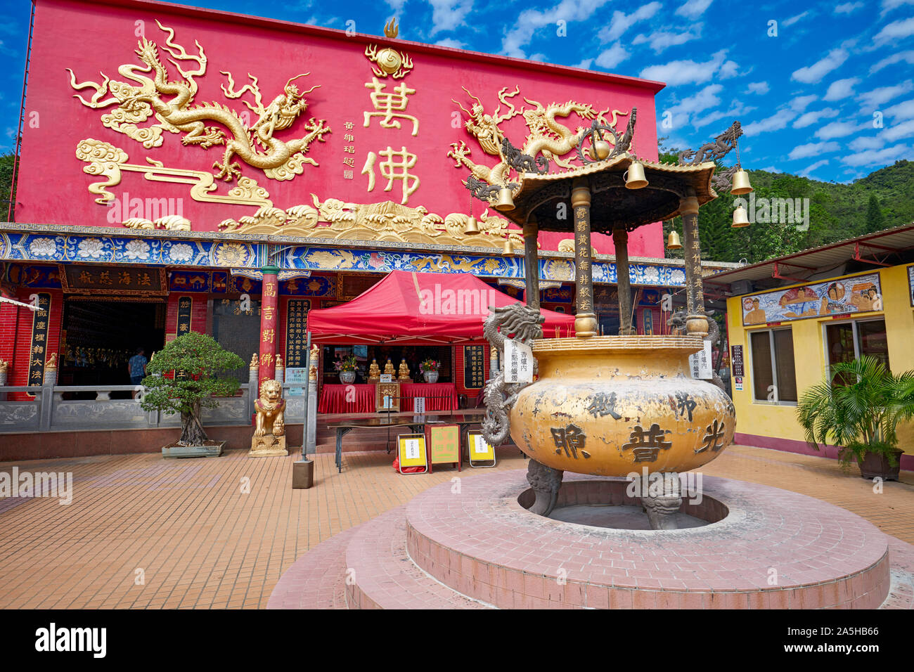 Große Räucherstäbchen urn vor der Haupthalle an zehn Tausend Buddhas Kloster. Sha Tin, New Territories, Hong Kong. Stockfoto