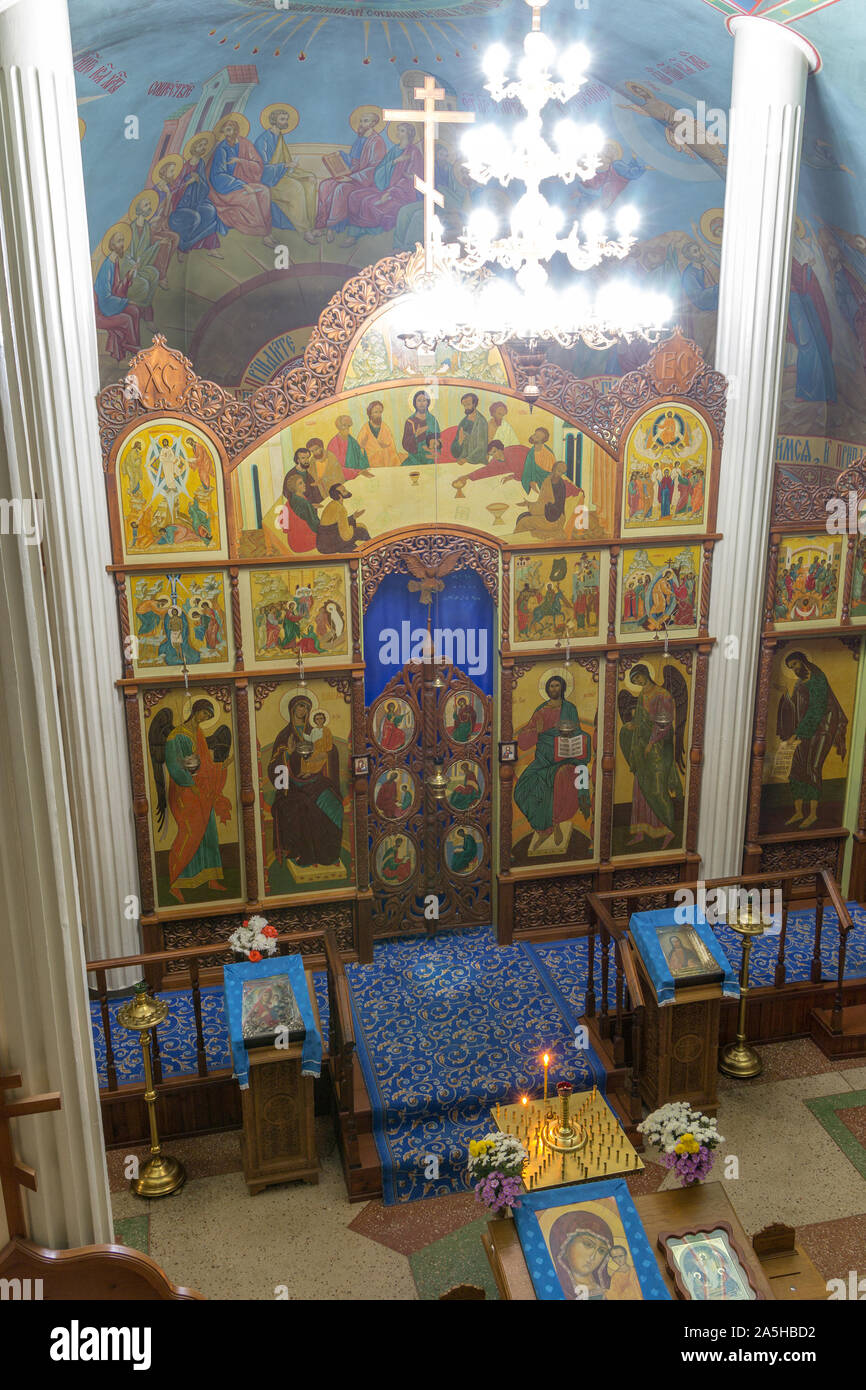 Novyj Svet, Region Donetsk, Ukraine - Oktober 06, 2019 Jahr. Ikonostase und Malerei in das Innere des Tempels zu Ehren des Kasaner Symbol des Stockfoto