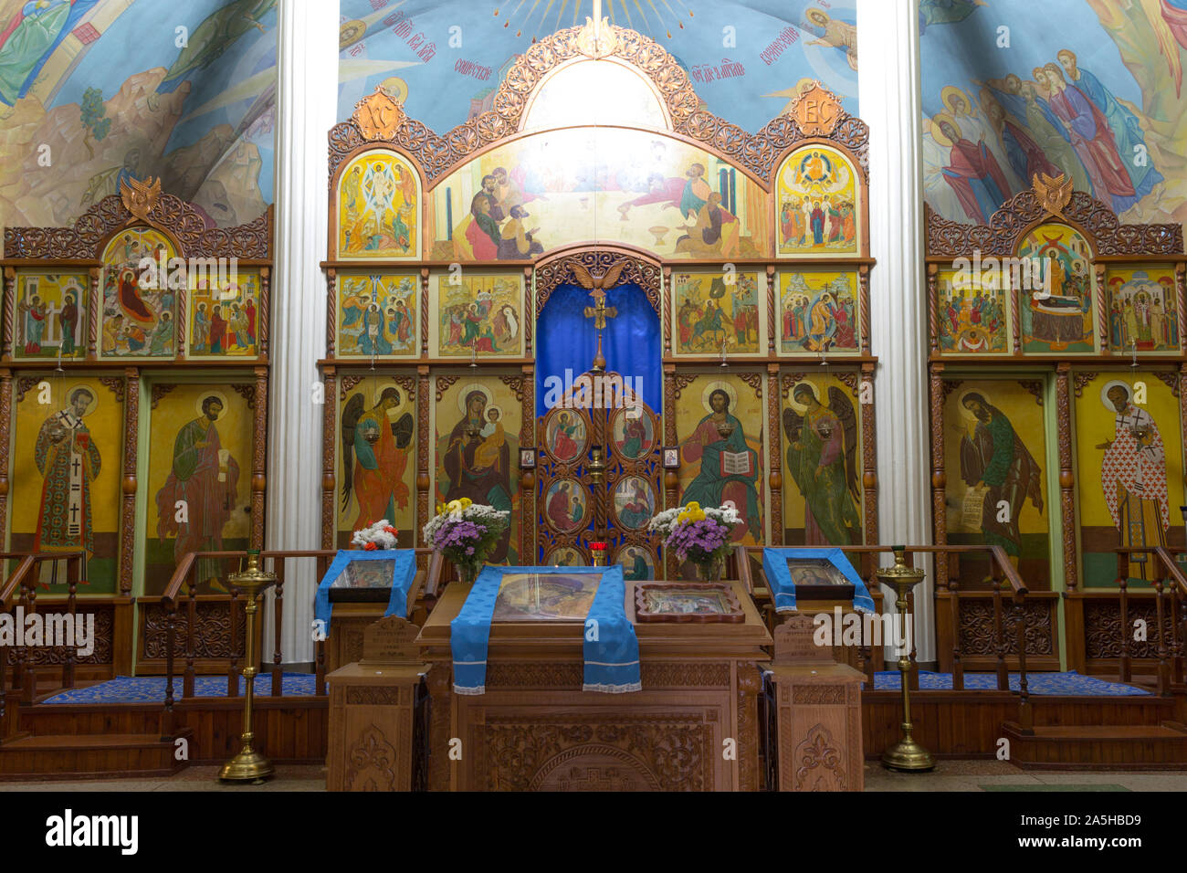Novyj Svet, Region Donetsk, Ukraine - Oktober 06, 2019 Jahr. Ikonostase und Malerei in das Innere des Tempels zu Ehren des Kasaner Symbol des Stockfoto